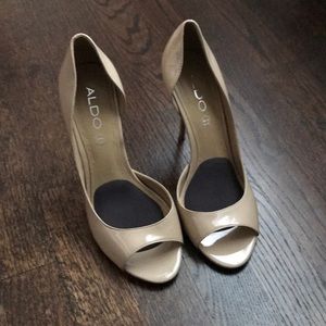 Nude patent leather shoes